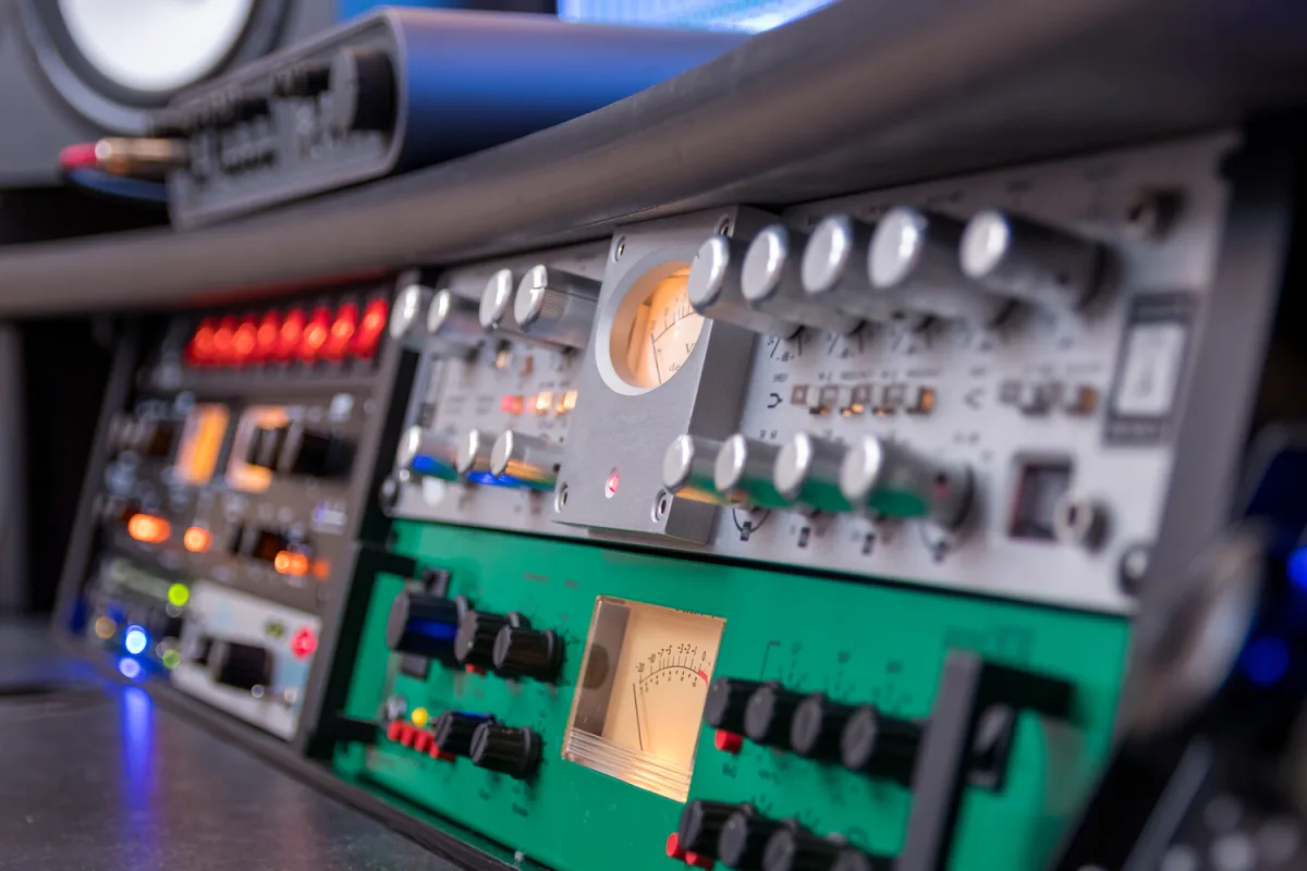 Iran Revives WWI-Era Numbered Radio Stations for Coded Messages to Regional Allies